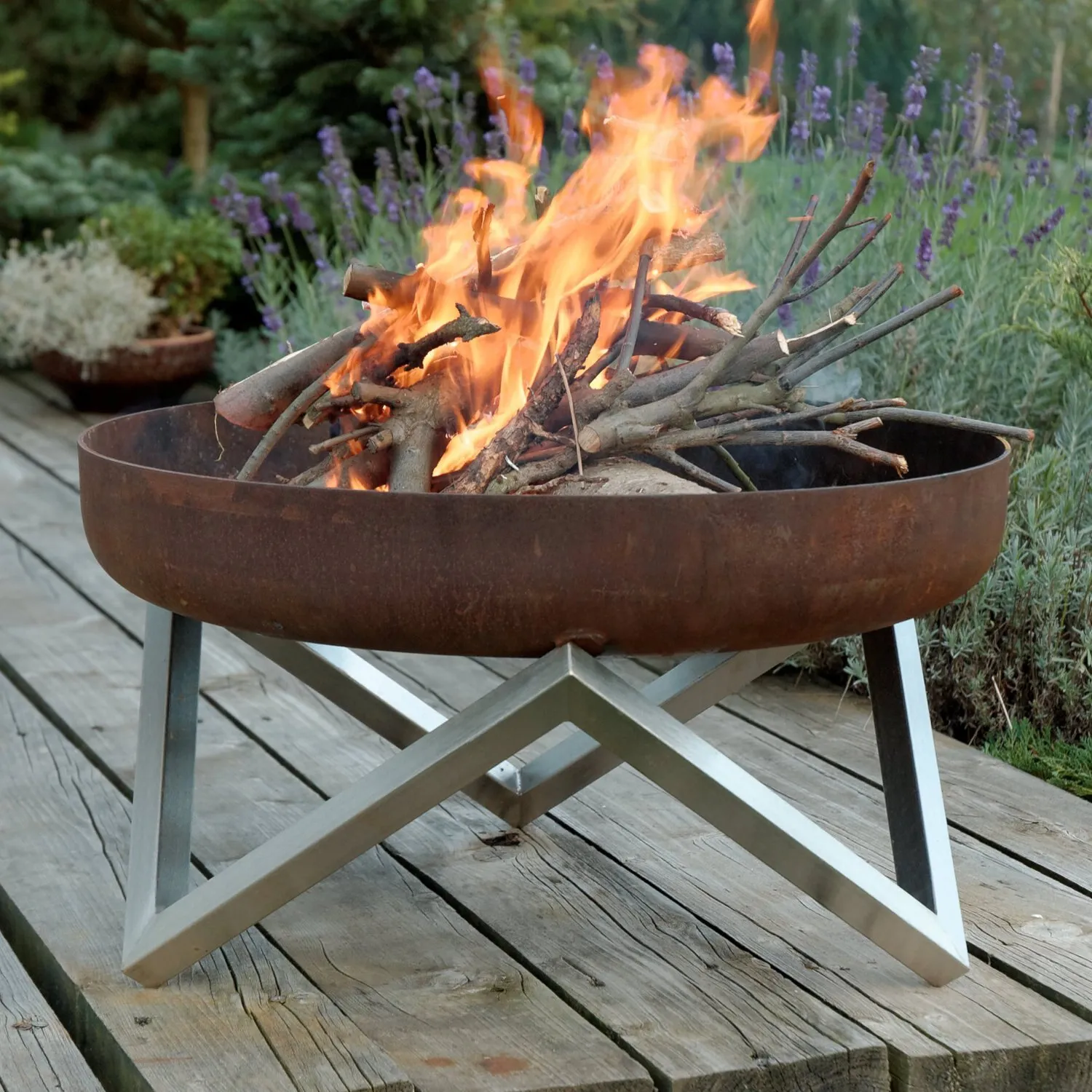 Kleine Feuerschale Z, 45 cm, mit hohem Feuer auf einem Holzpodest
