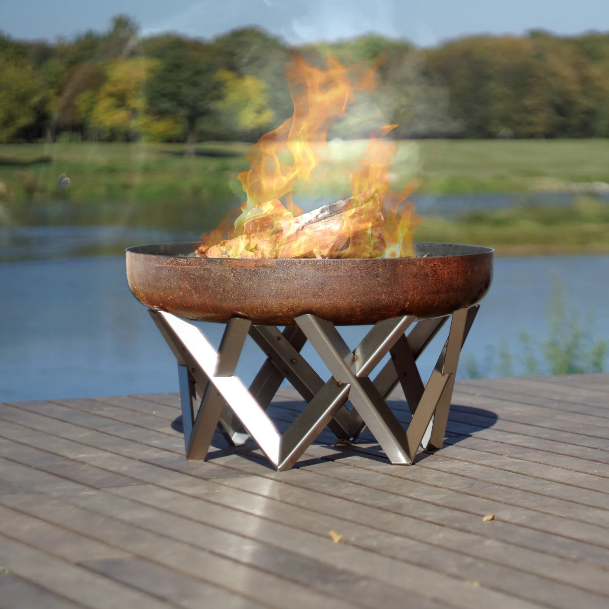 Feuer in der VENTA aus Rohstahl auf einem Holzsteg