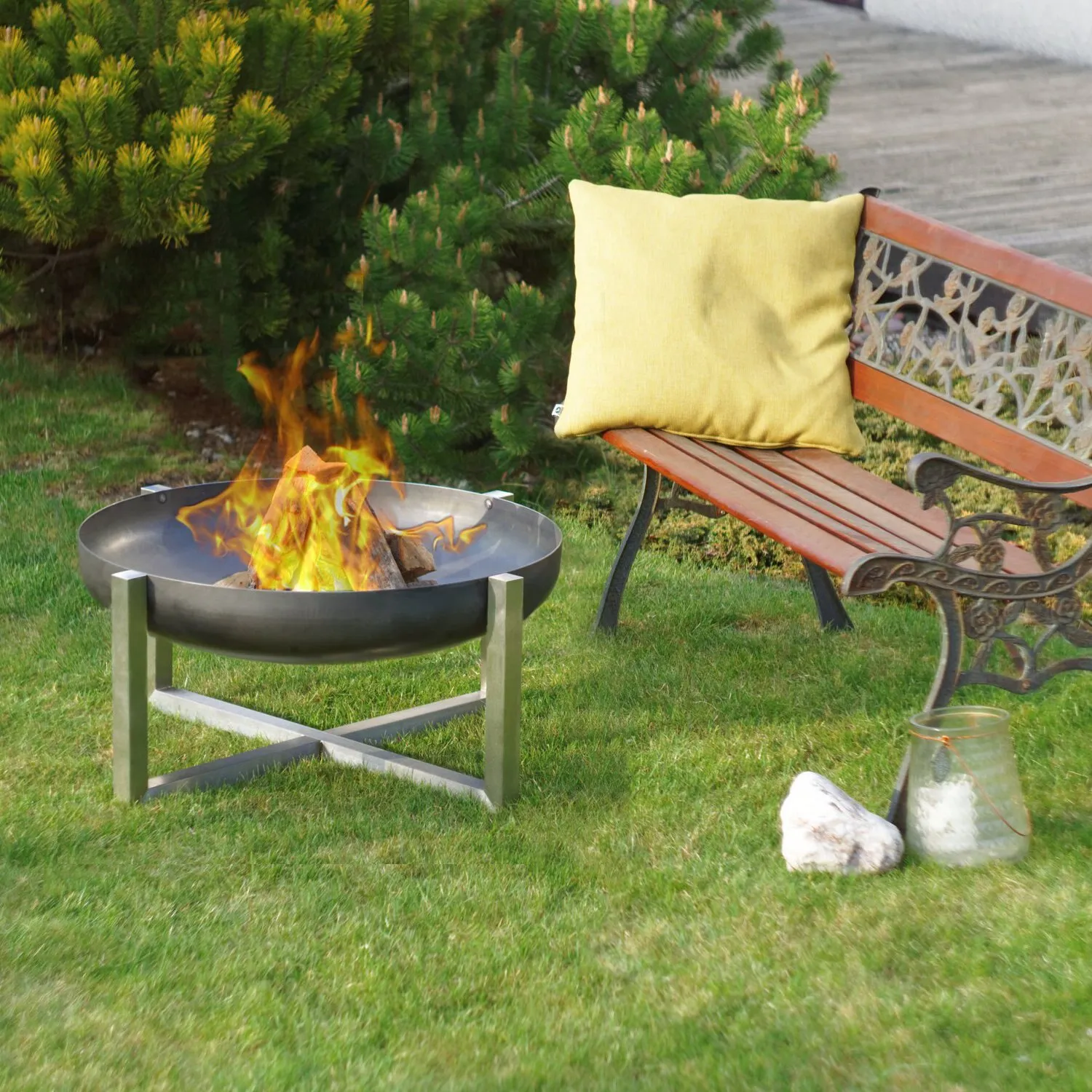 Feuerschale CROSS mit Feuer im Garten