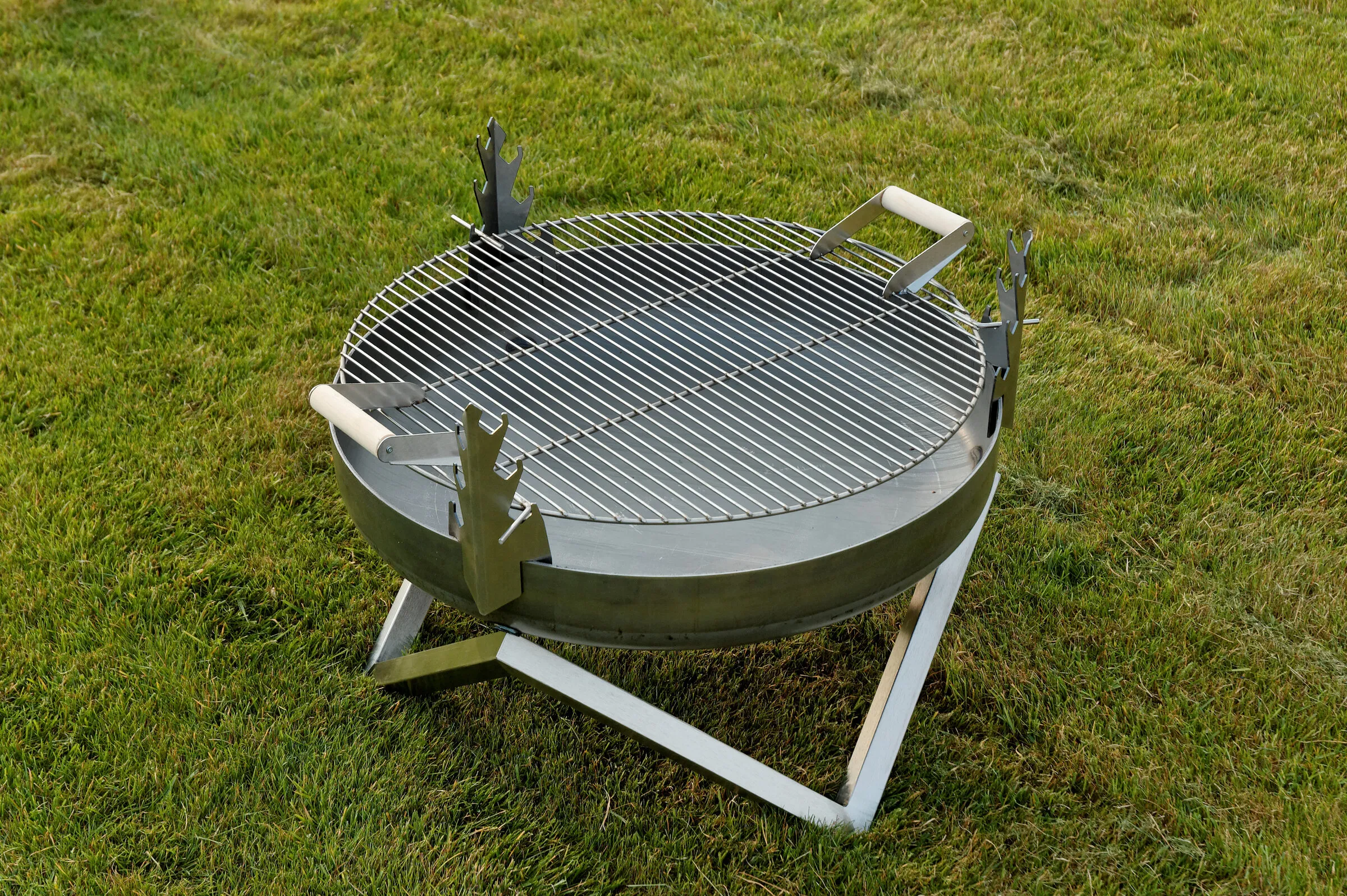 Grill-Aufsatz mit Edelstahlrost auf einer Feuerschale Z im Garten