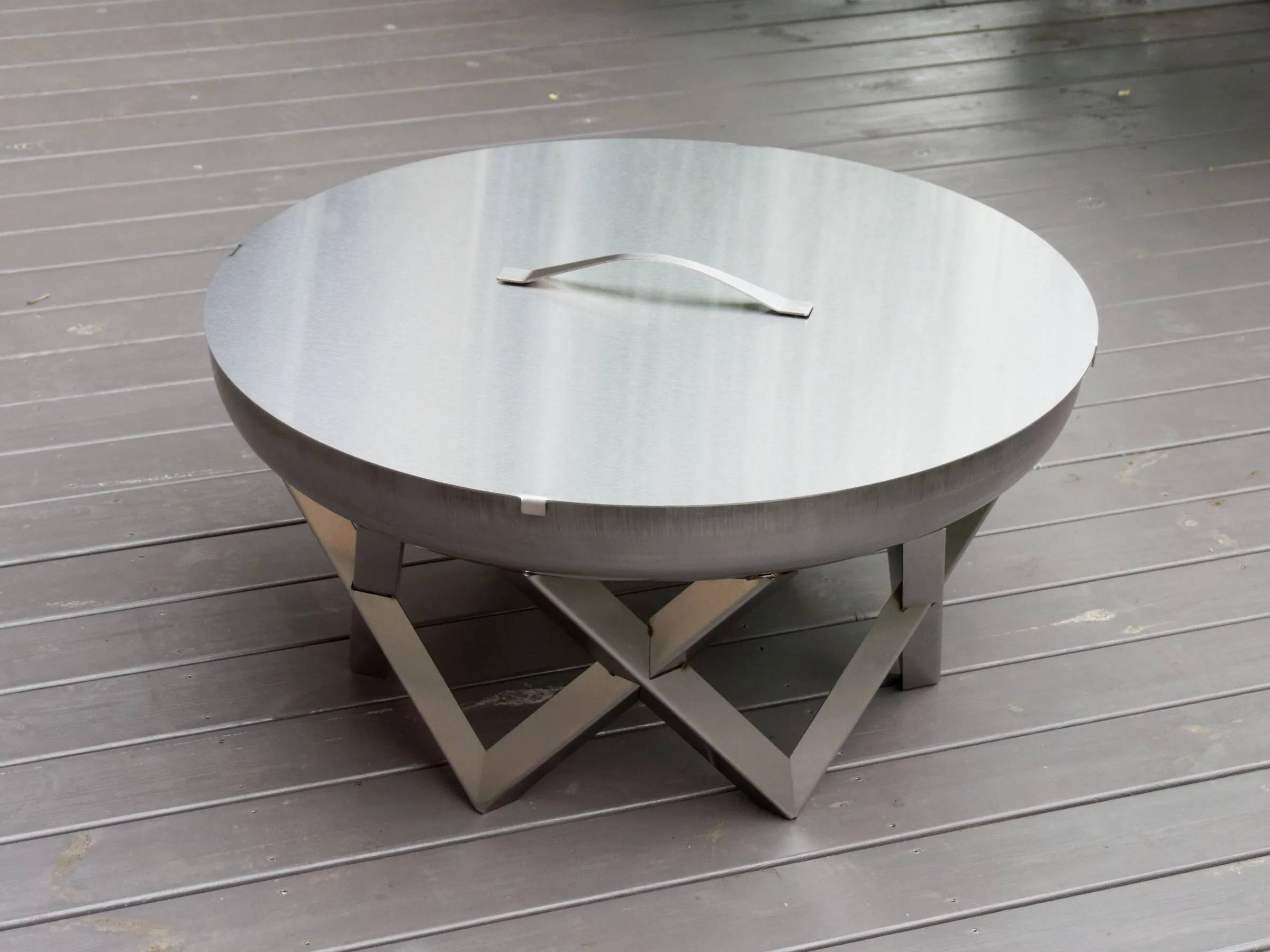Feuerschale VENTA mit aufgelegtem Deckel auf einer Terrasse