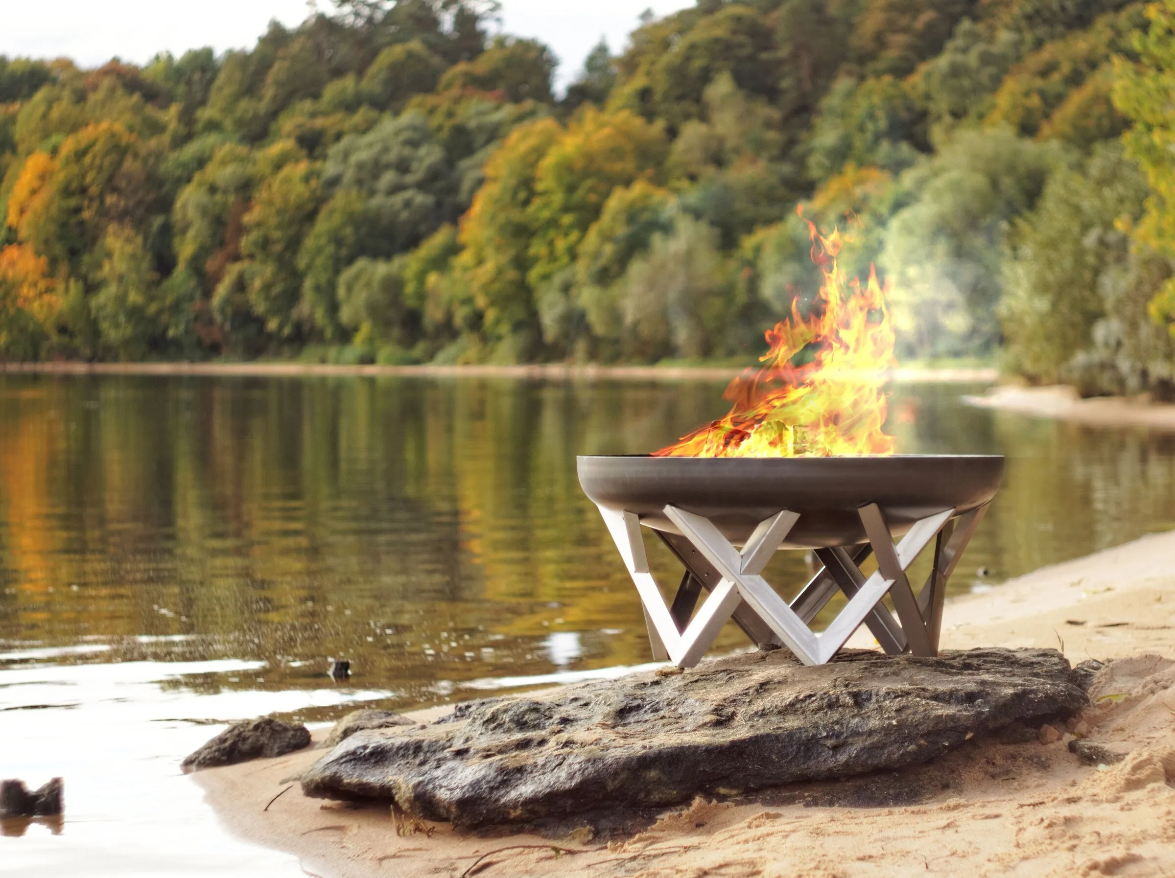 Feuerschale VENTA mit Feuer am Seeufer