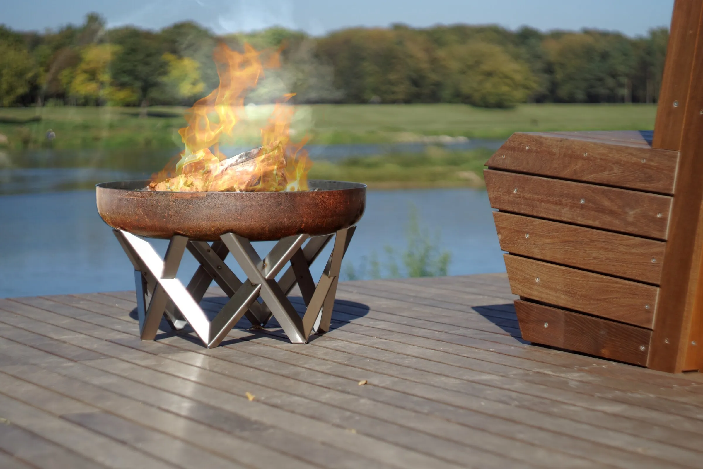 Feuer in der VENTA auf einem Steg am Wasser